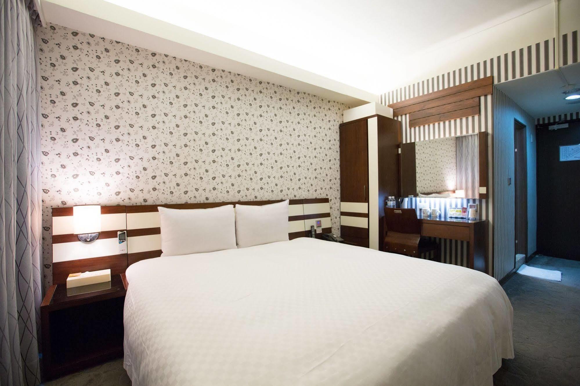 Talmud Hotel Gongyuan Taichung Extérieur photo