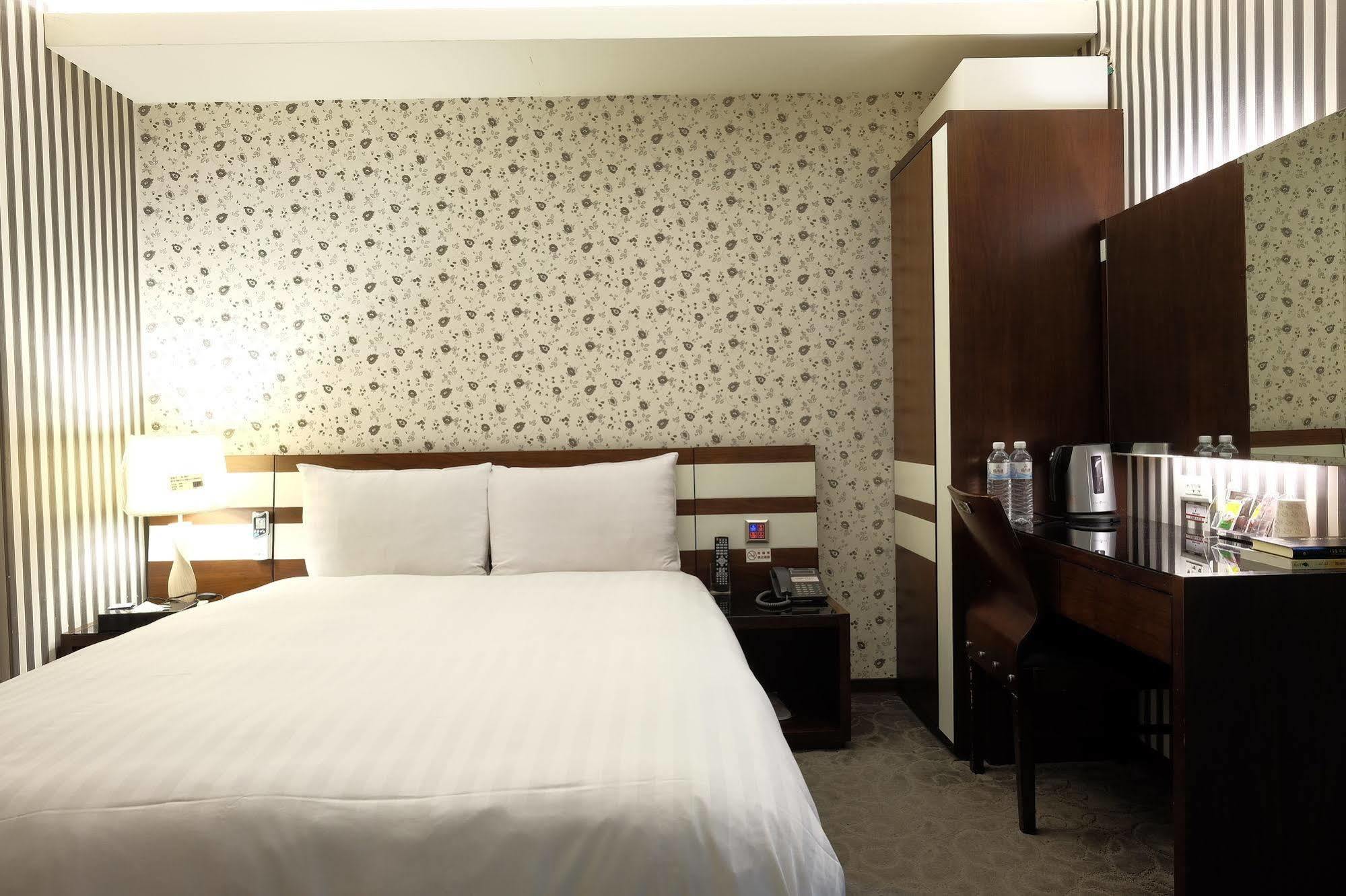 Talmud Hotel Gongyuan Taichung Extérieur photo
