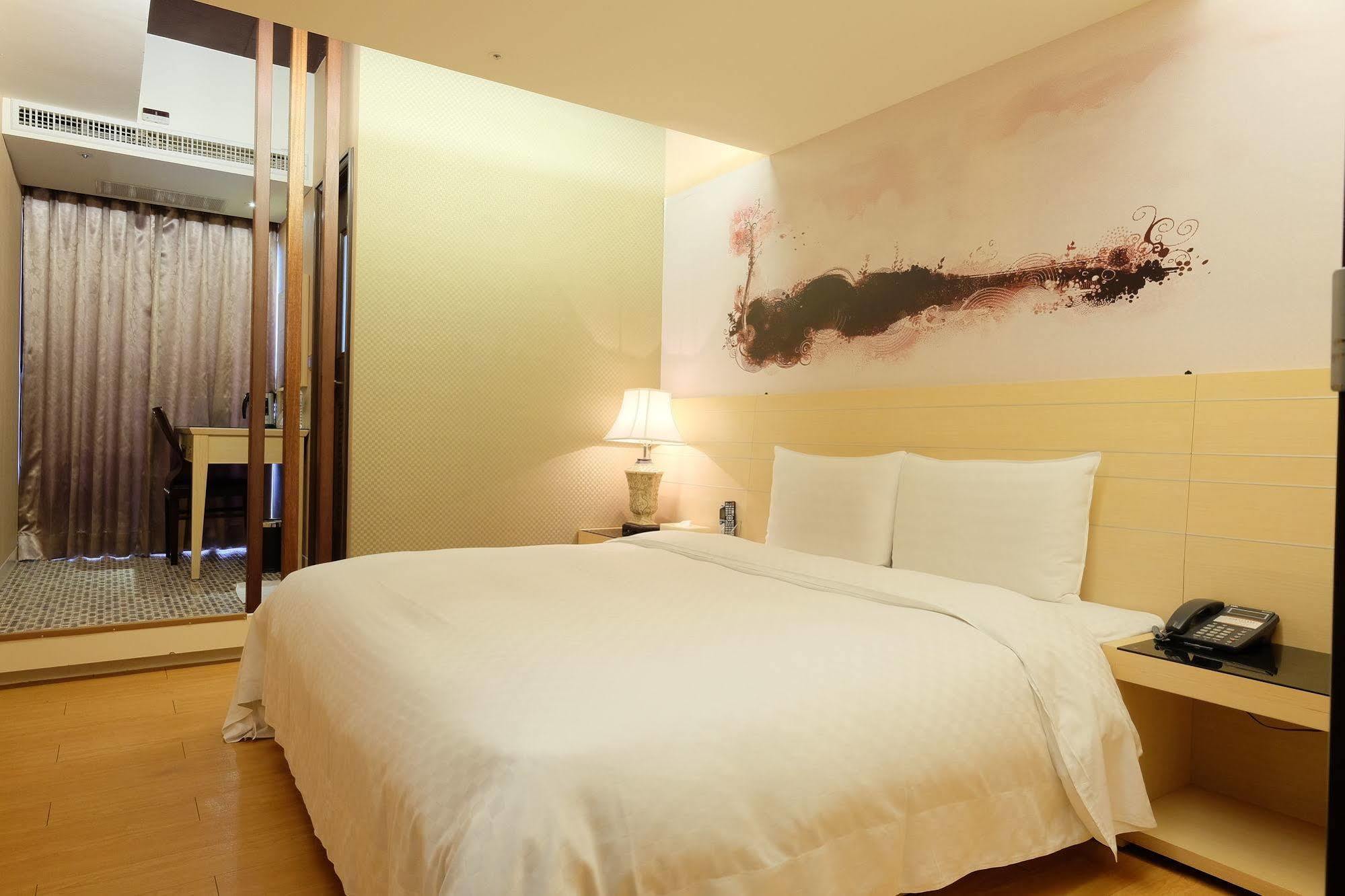 Talmud Hotel Gongyuan Taichung Extérieur photo