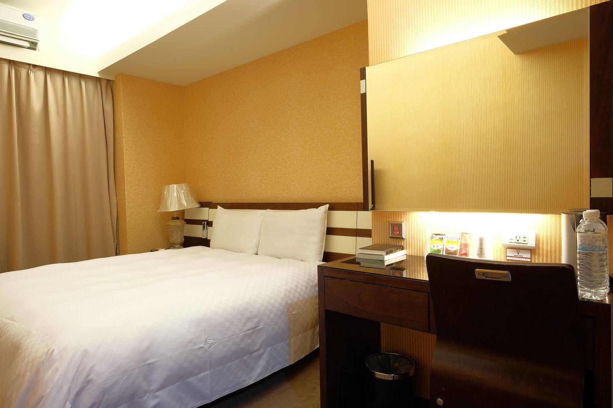 Talmud Hotel Gongyuan Taichung Extérieur photo