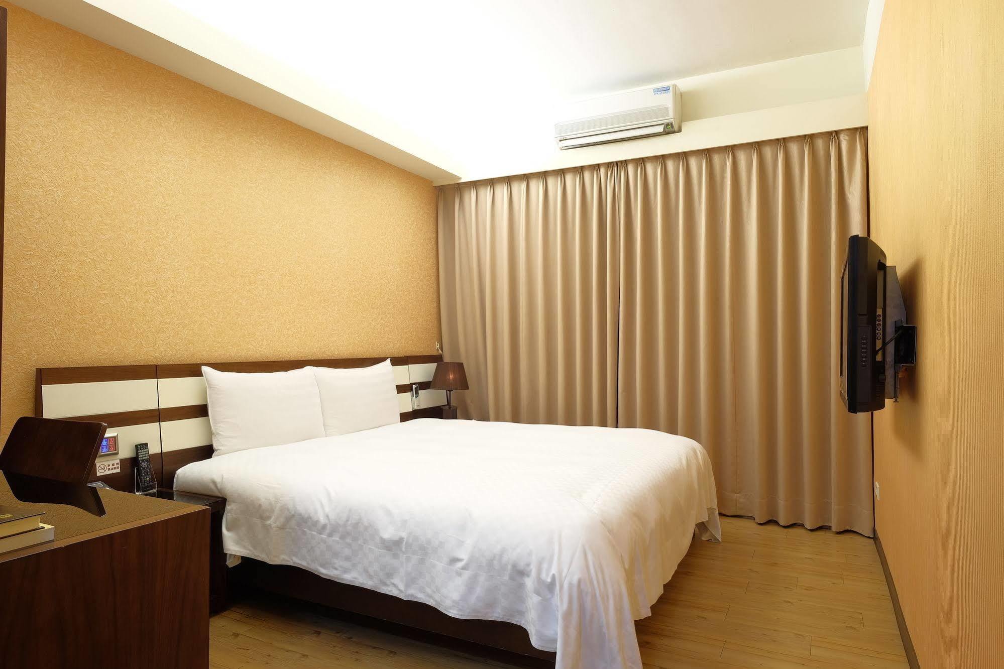 Talmud Hotel Gongyuan Taichung Extérieur photo