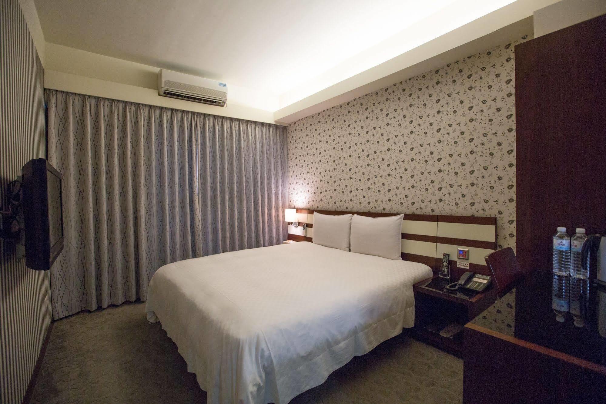 Talmud Hotel Gongyuan Taichung Extérieur photo
